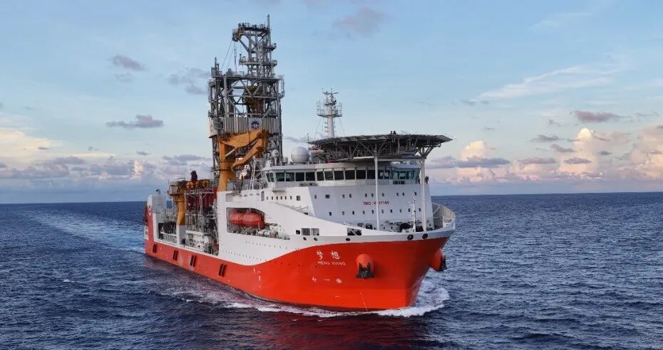 Mengxiang ocean drilling vessel under way at sea