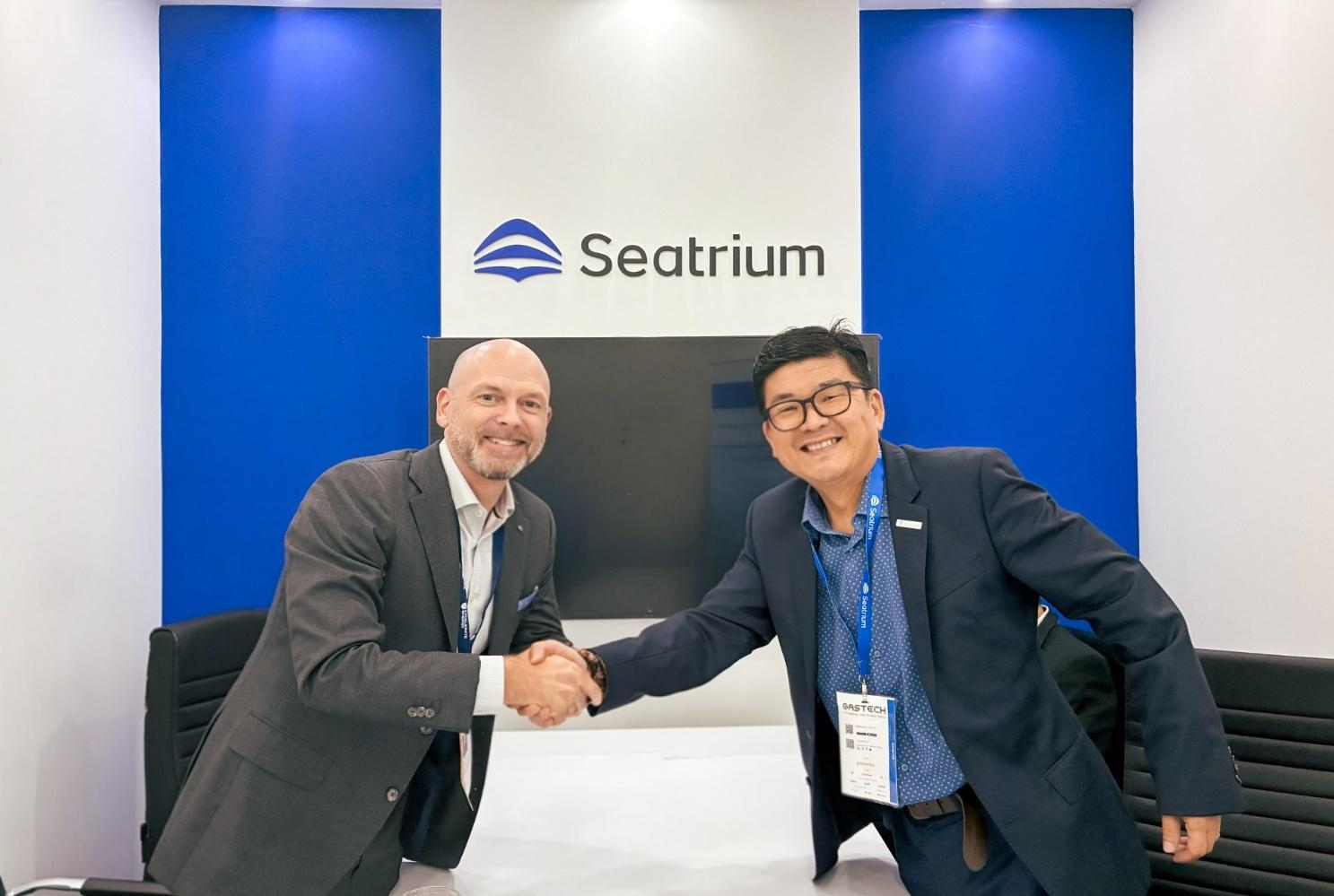 Excelerate Energy首席运营官David Liner与Seatrium维修与升级业务执行副总裁Alvin Gan合影